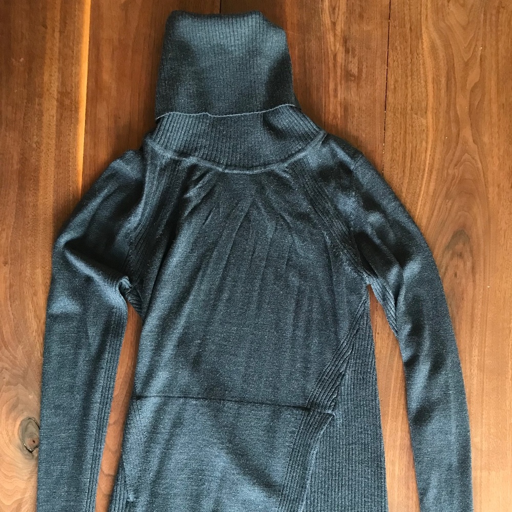 Lululemon fine gauge turtleneck sweater excellent size 4